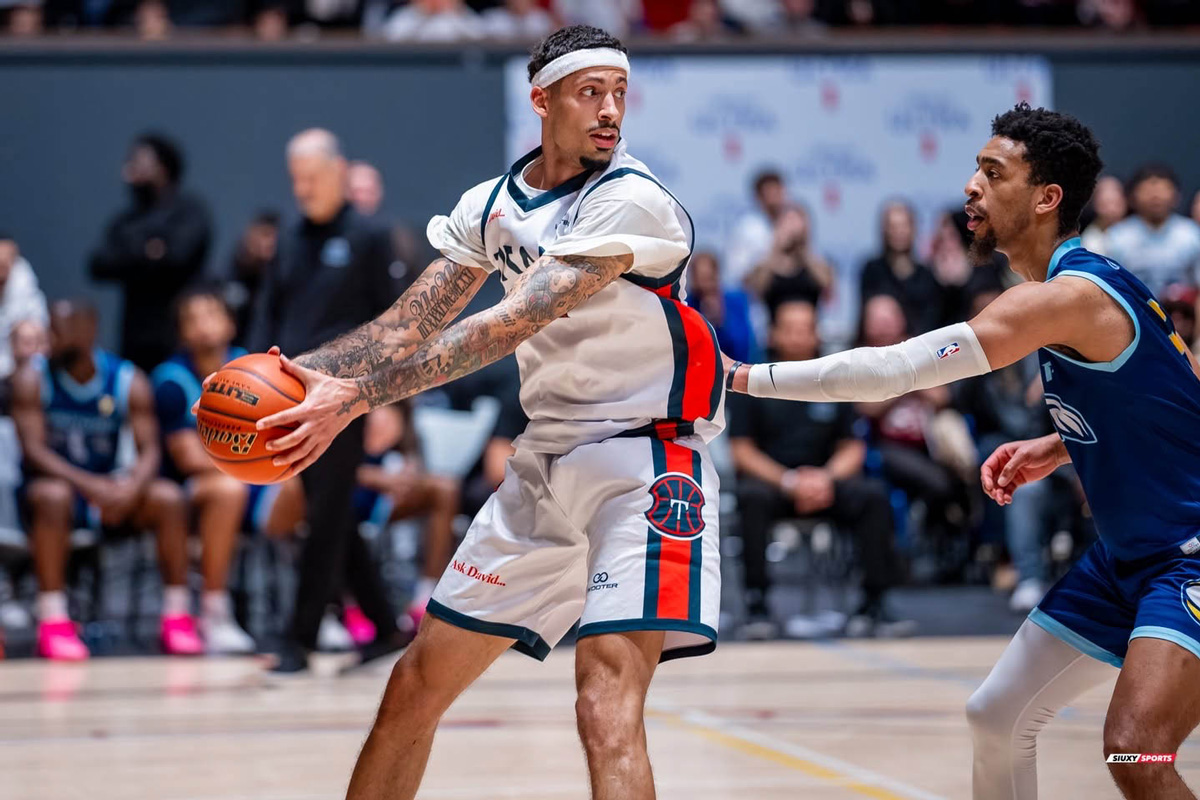 Ty Groces protects the ball from a Montreal Toundra player at the Sunday 11th away game at the the Pierre-Charbonneau Centre (Photo credit:SIUXY SPORTS )