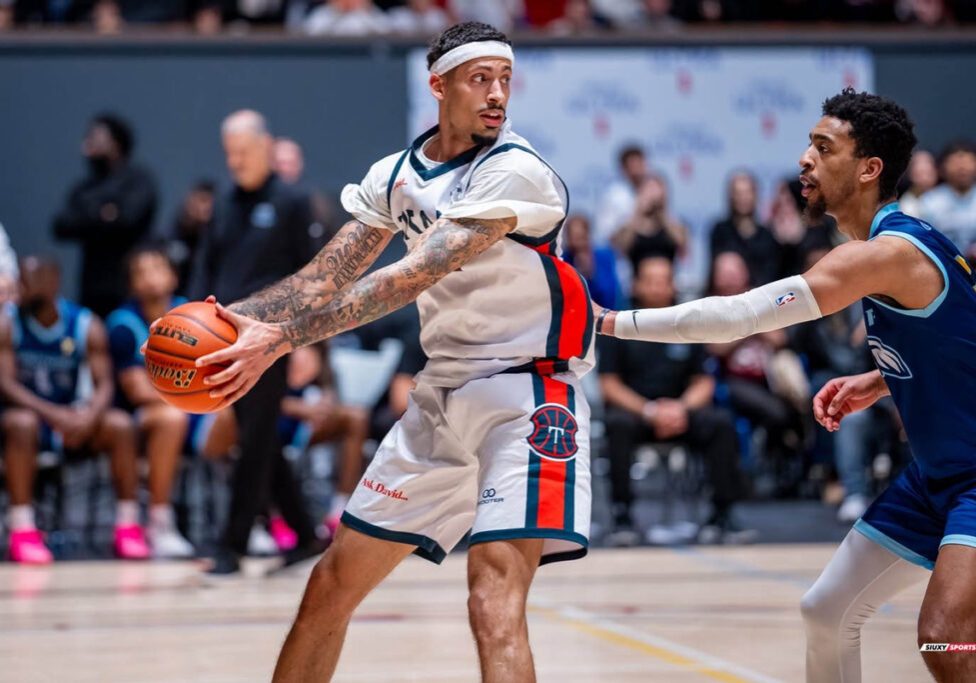 Ty Groces protects the ball from a Montreal Toundra player at the Sunday 11th away game at the the Pierre-Charbonneau Centre (Photo credit:SIUXY SPORTS )